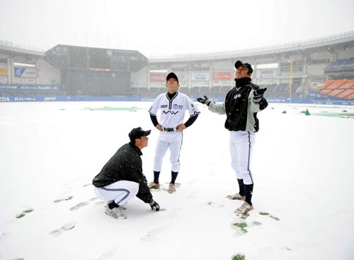 ＱＶＣで雪のため順延になったＮＴＴ西日本の選手